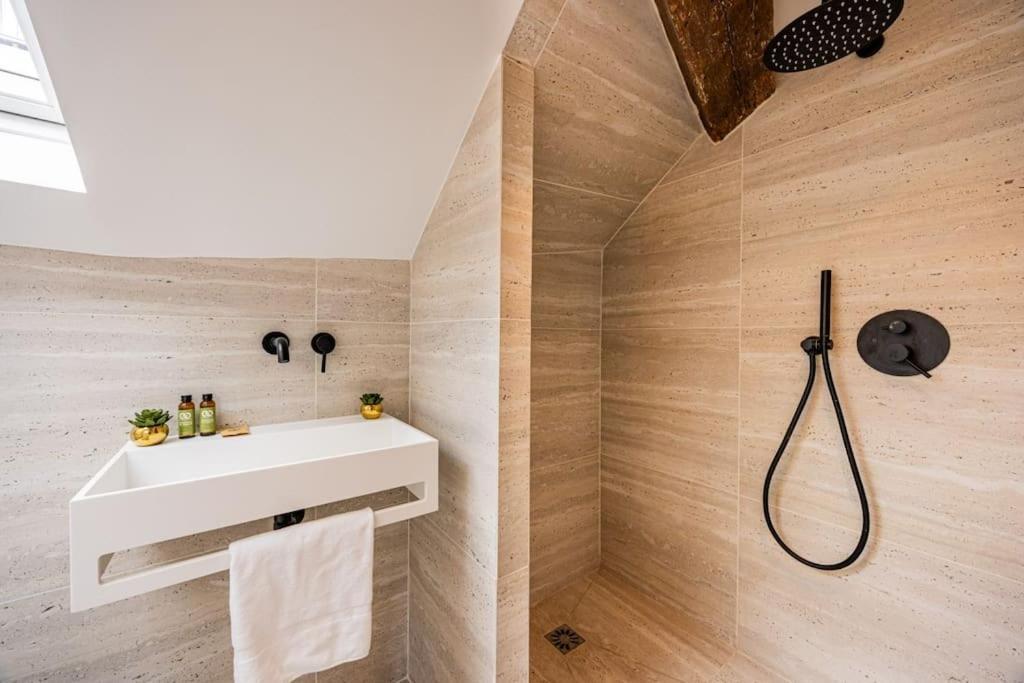 3 Bedrooms Sacrée Cœur Place Du Tertre Montmartre Appartamento
